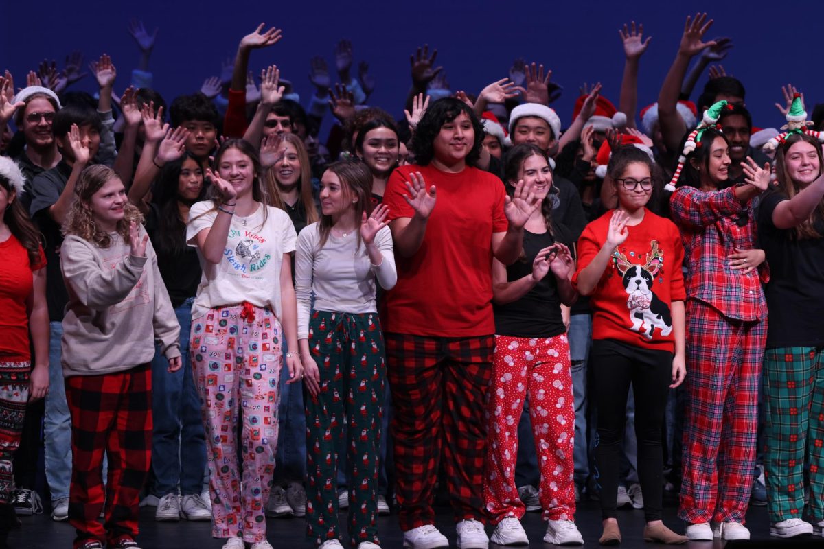 All of the fine arts programs line up on stage to wave their goodbyes to the audience. 